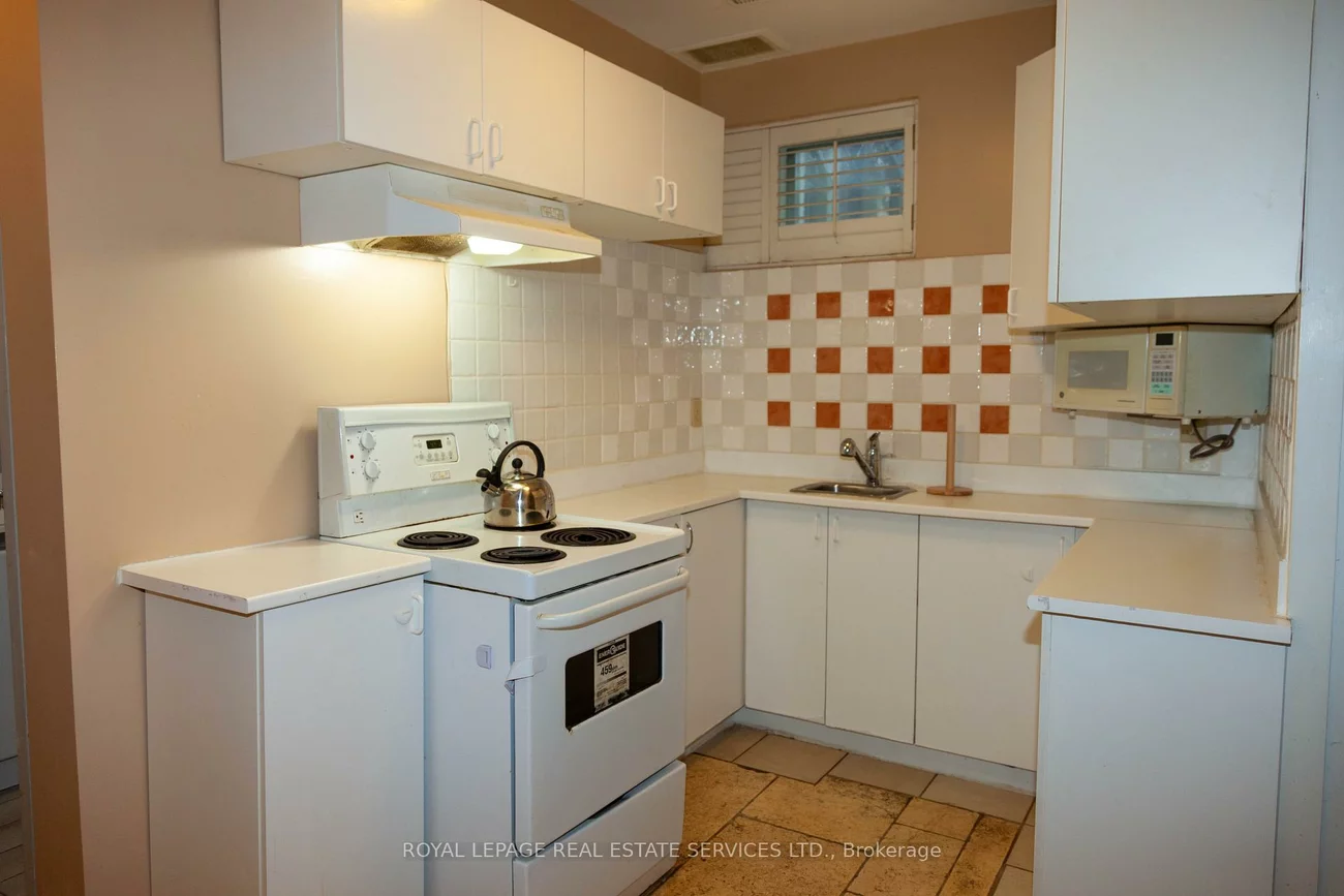 2B, Debell, Newtonbrook East, Toronto