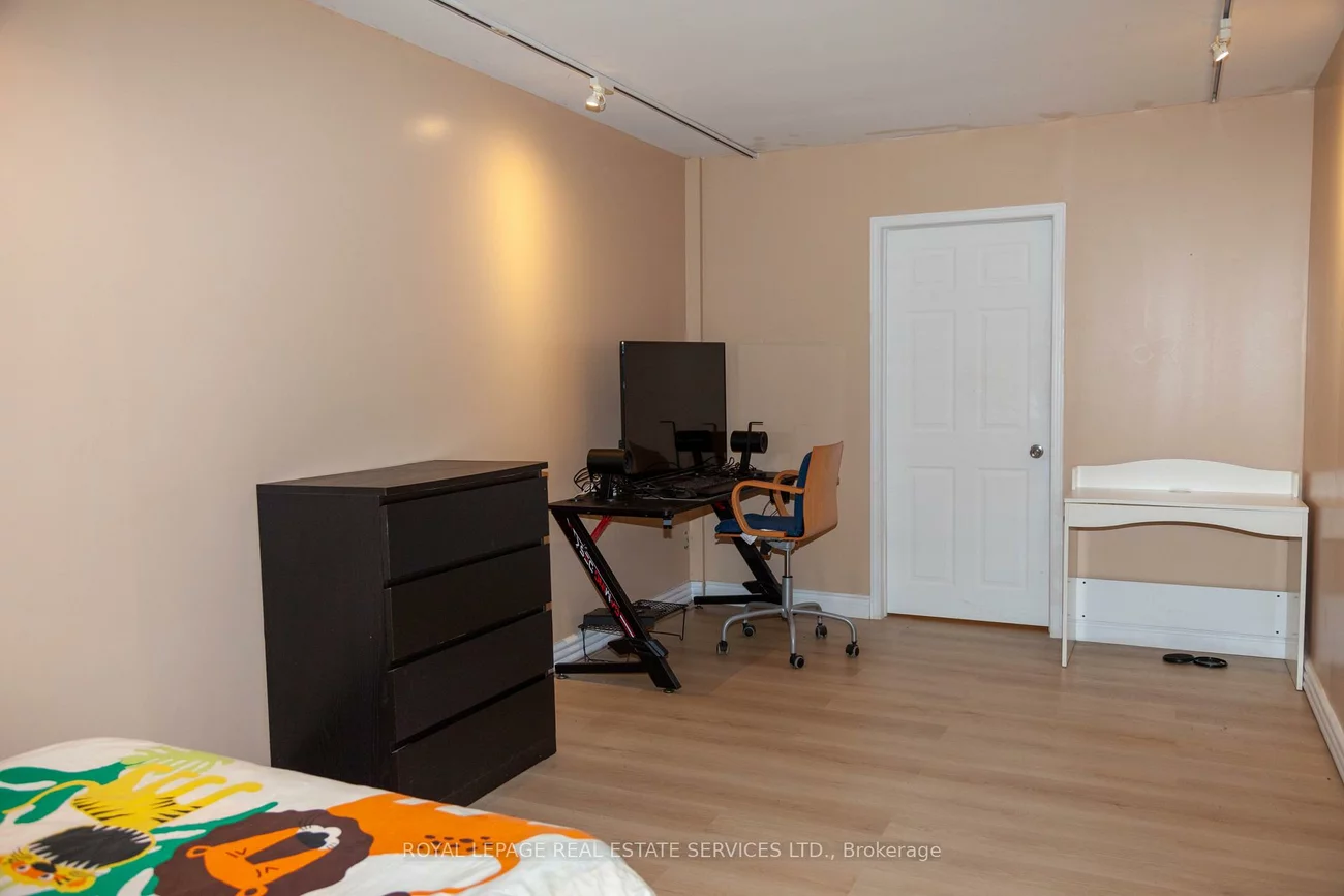 2B, Debell, Newtonbrook East, Toronto