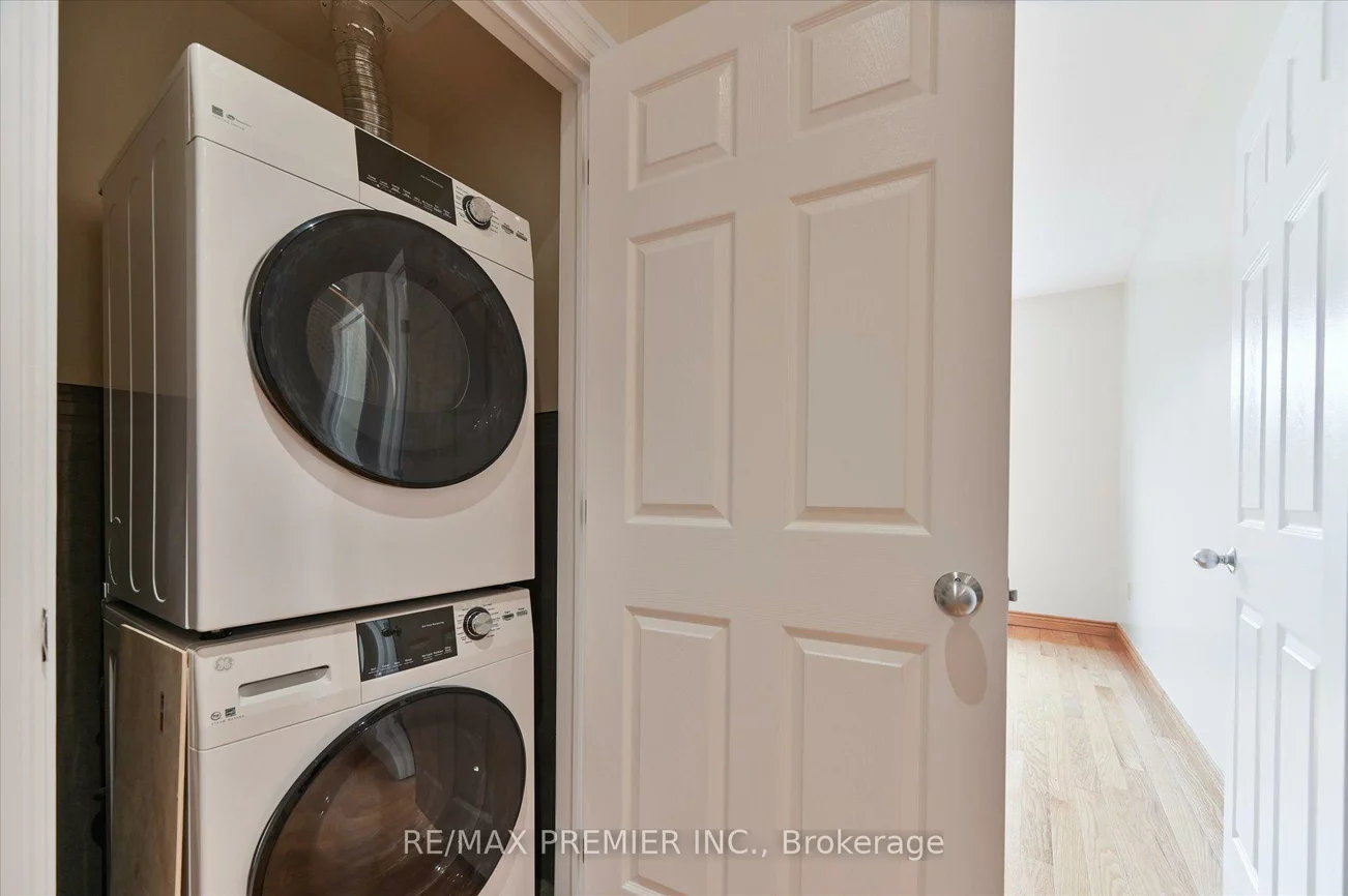 1575, Bayview, Leaside, Toronto