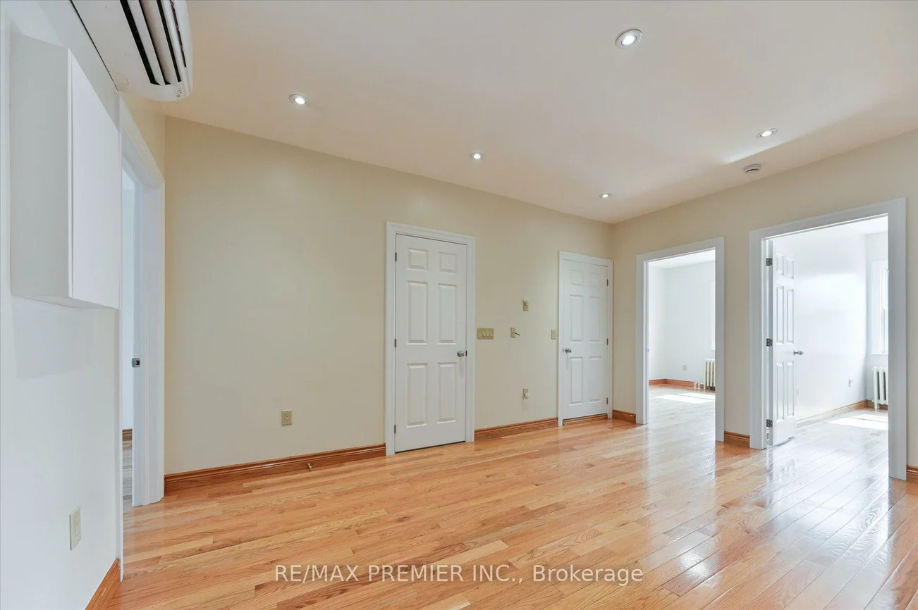 1575, Bayview, Leaside, Toronto