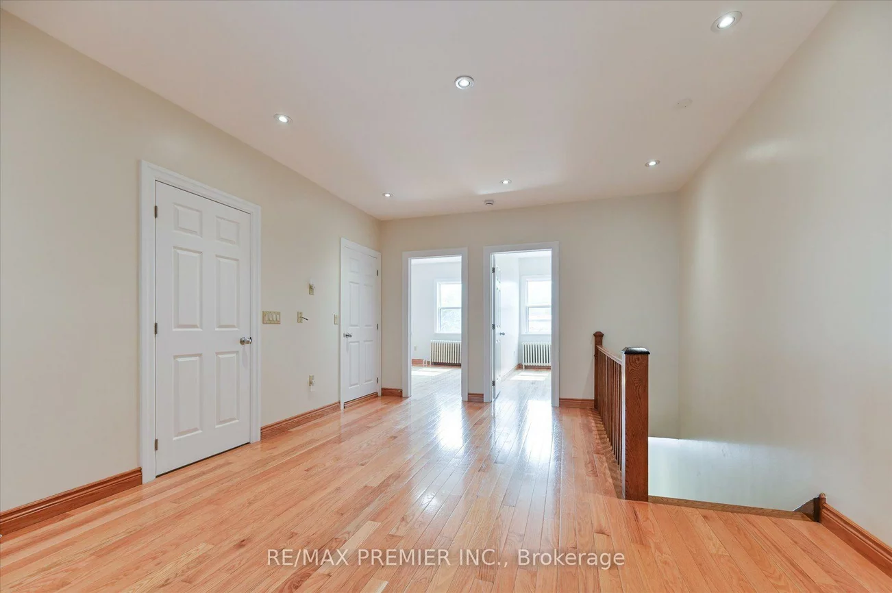 1575, Bayview, Leaside, Toronto