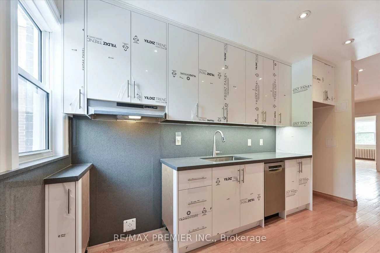 1575, Bayview, Leaside, Toronto