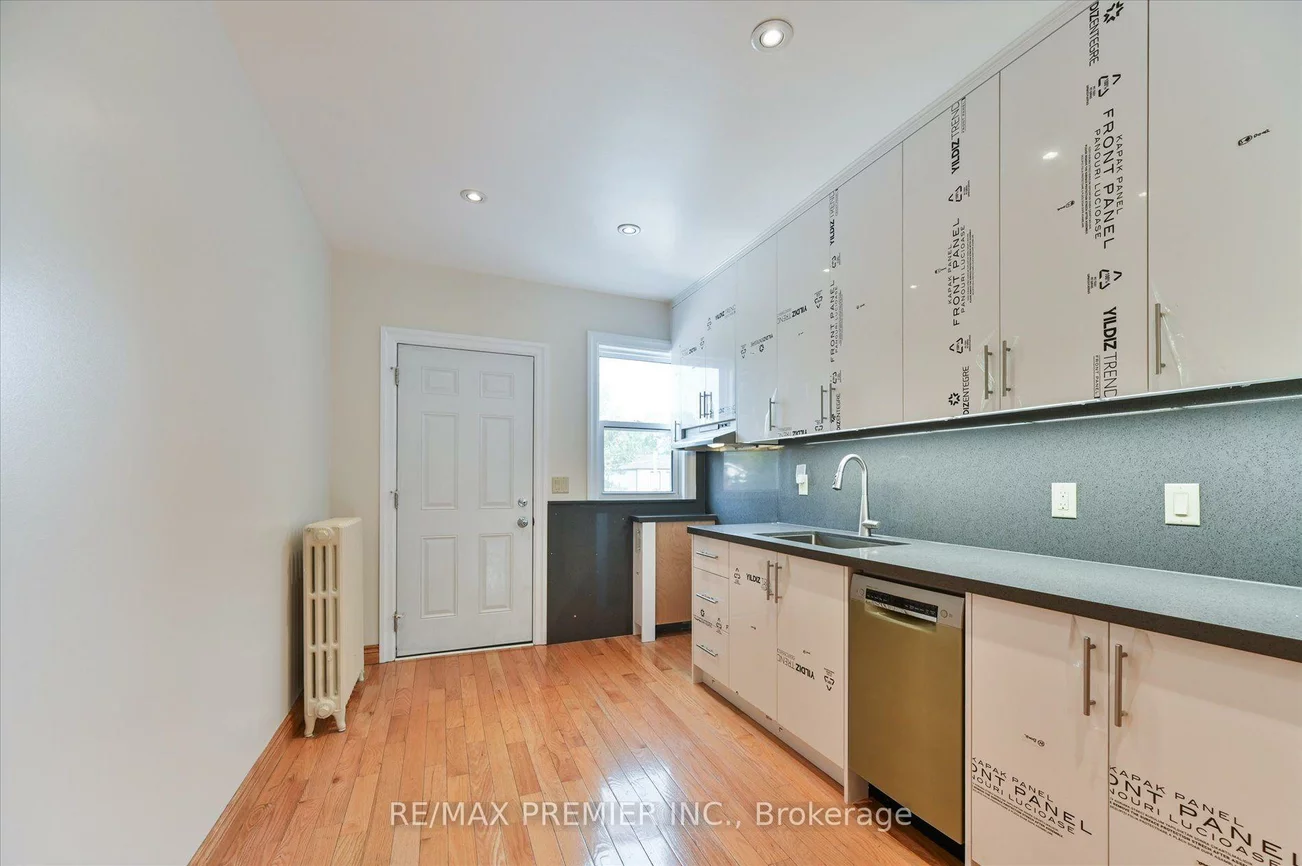 1575, Bayview, Leaside, Toronto
