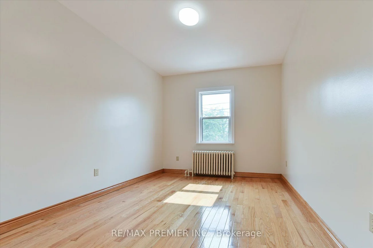 1575, Bayview, Leaside, Toronto