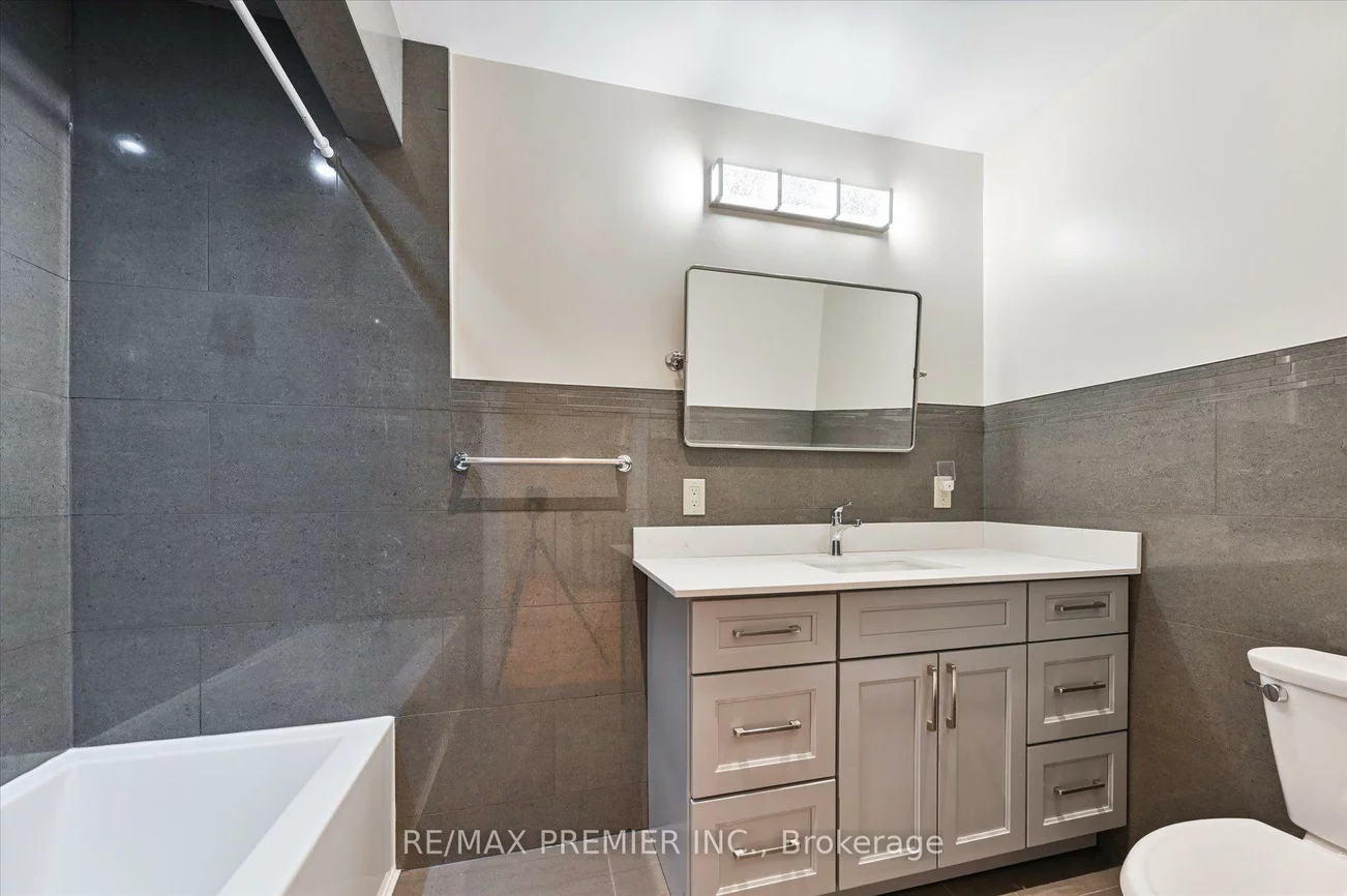 1575, Bayview, Leaside, Toronto
