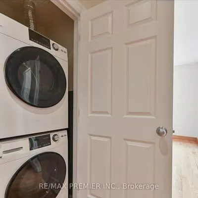 1575, Bayview, Leaside, Toronto