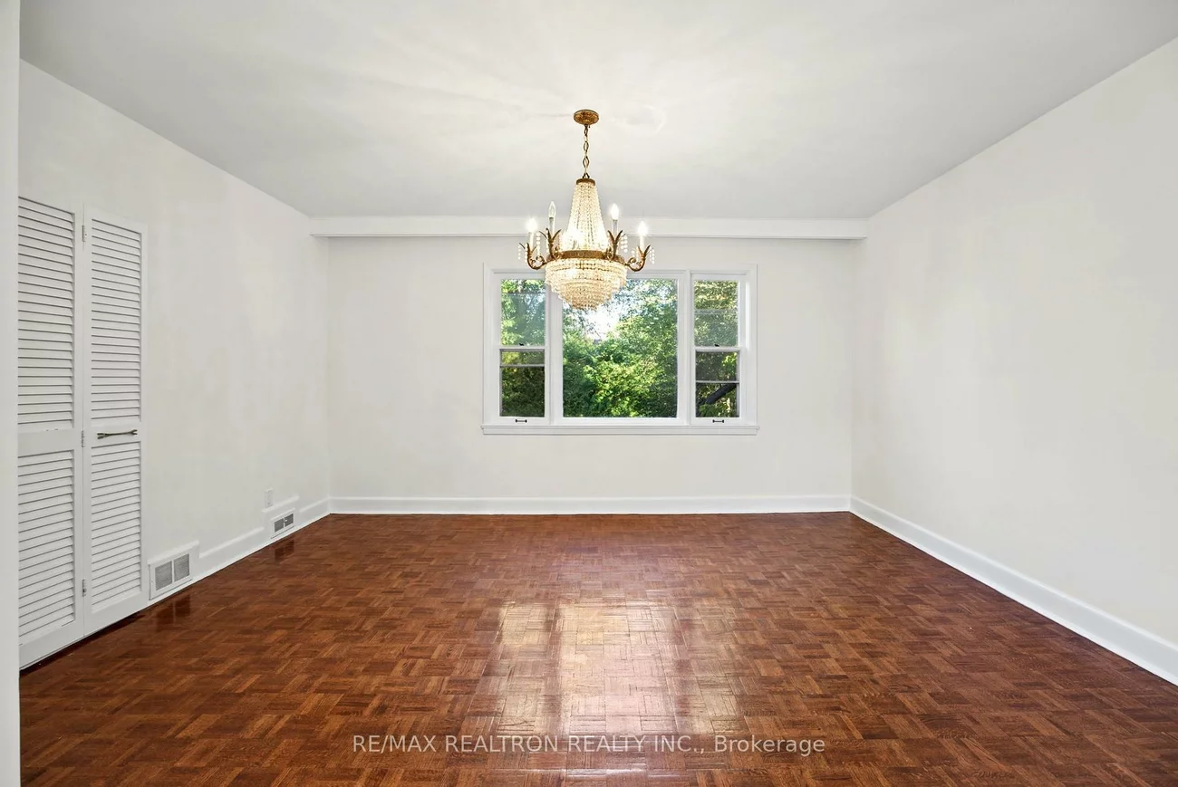26, Shelborne, Bedford Park-Nortown, Toronto