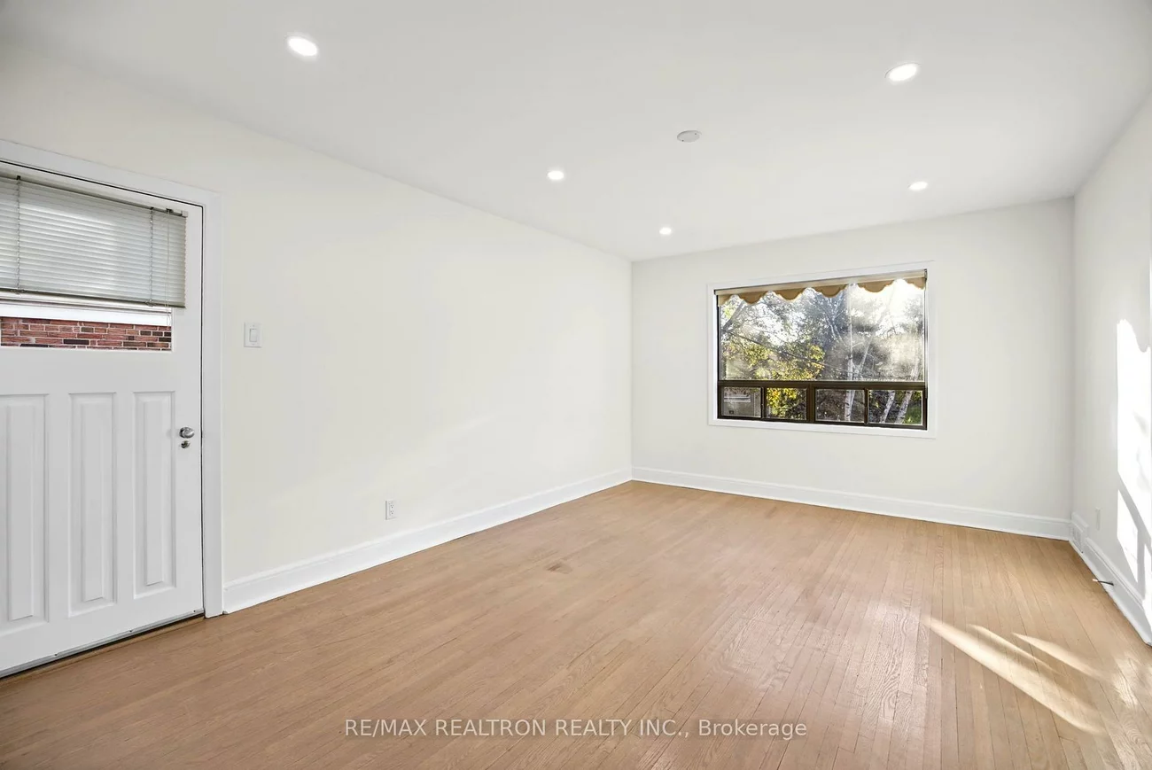 26, Shelborne, Bedford Park-Nortown, Toronto