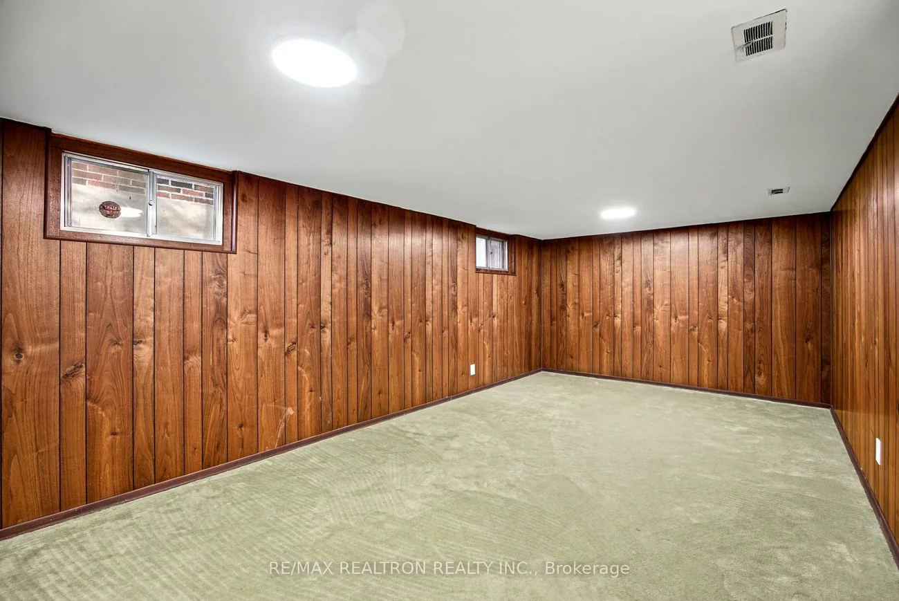 26, Shelborne, Bedford Park-Nortown, Toronto