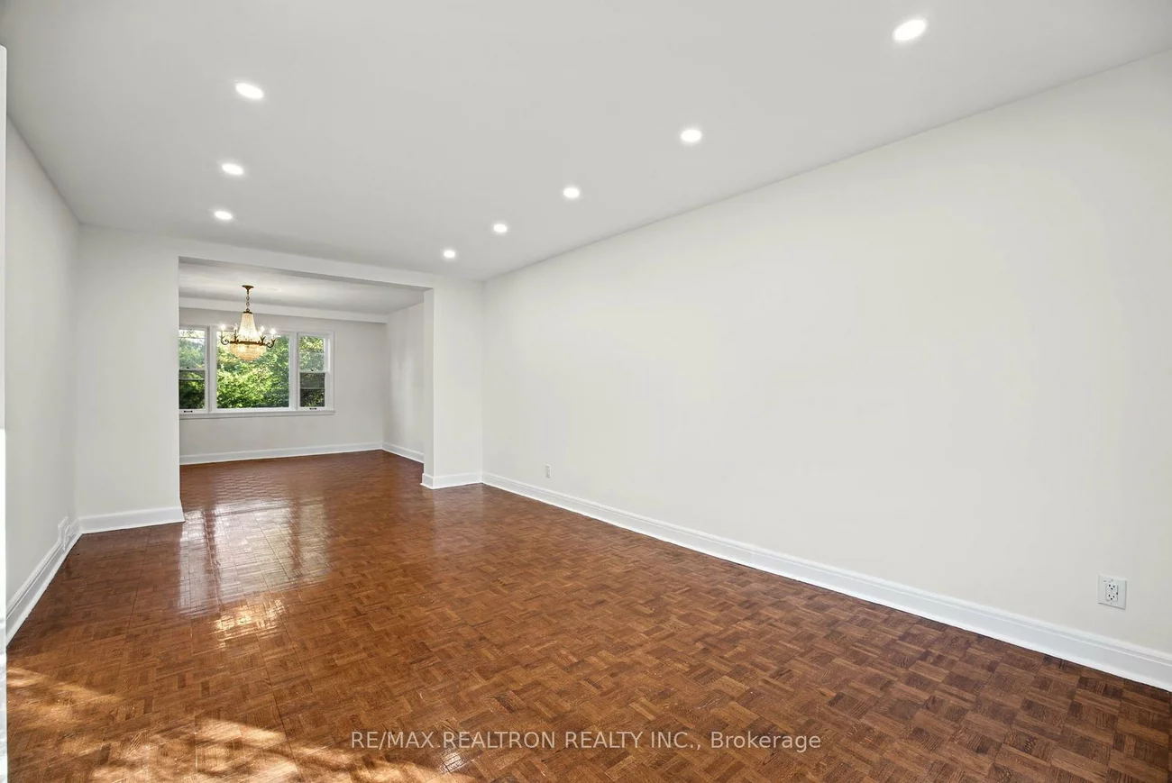 26, Shelborne, Bedford Park-Nortown, Toronto