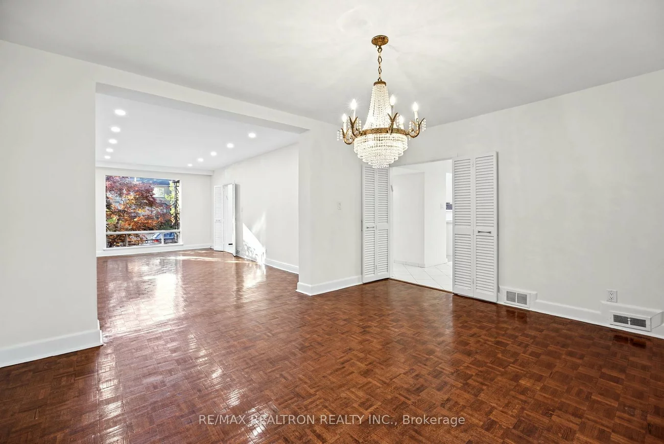 26, Shelborne, Bedford Park-Nortown, Toronto