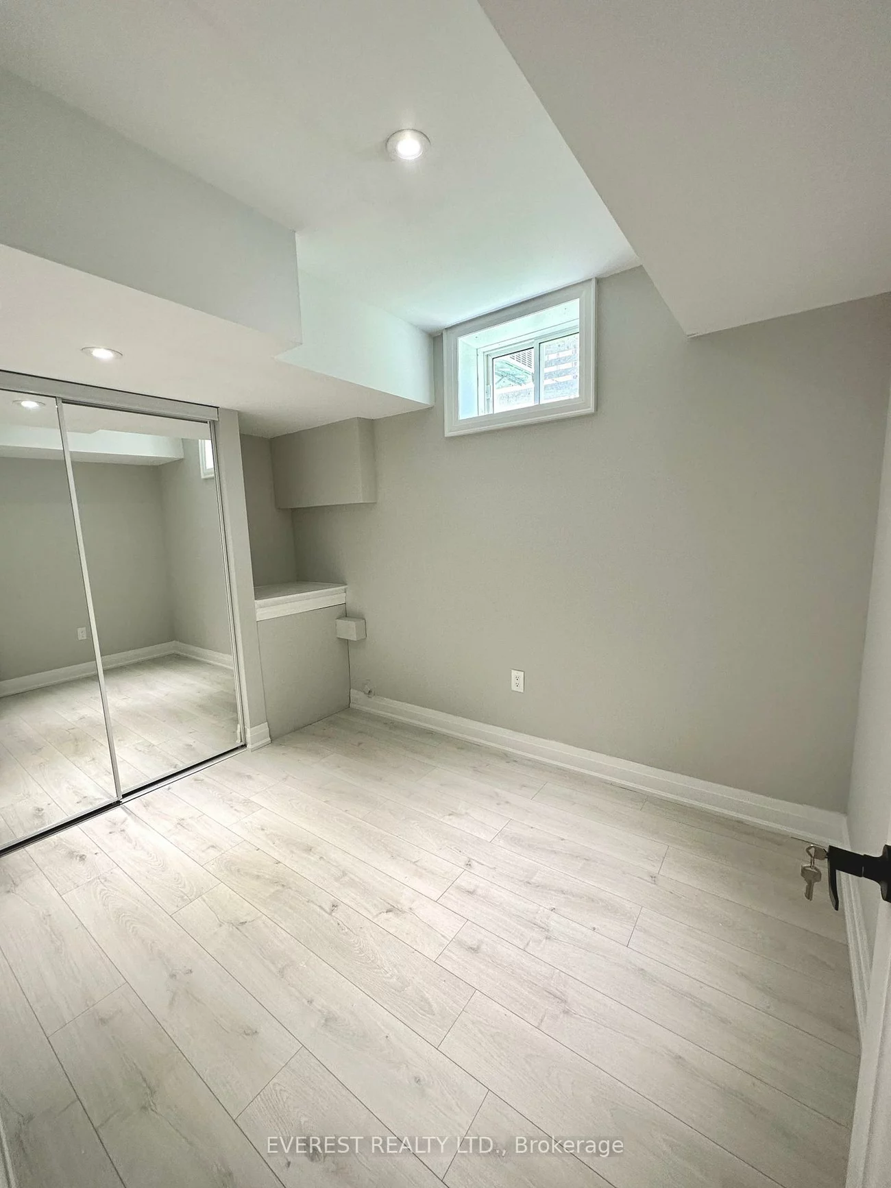 100, Westbourne, Clairlea-Birchmount, Toronto