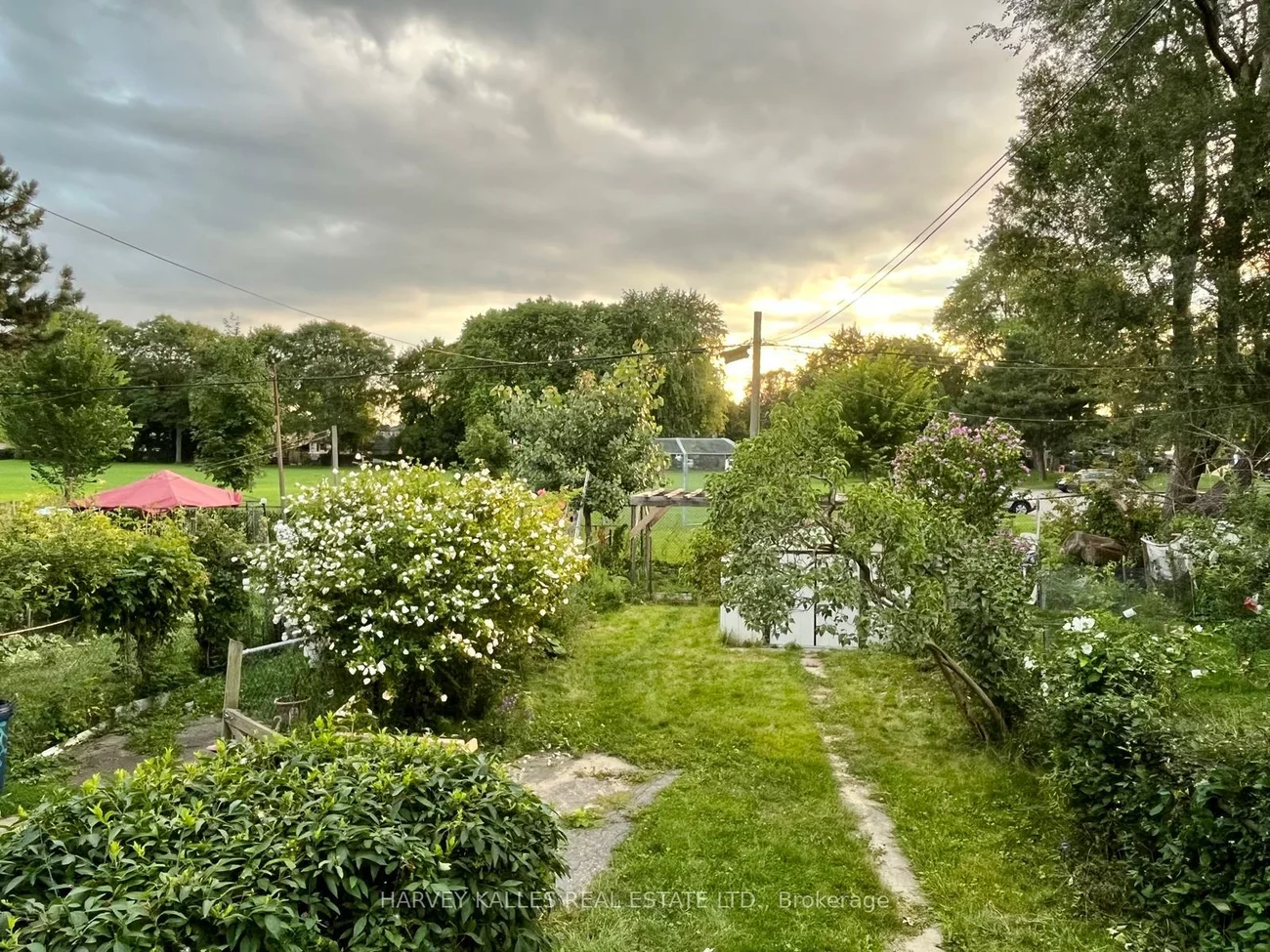 26, Leyton, Oakridge, Toronto