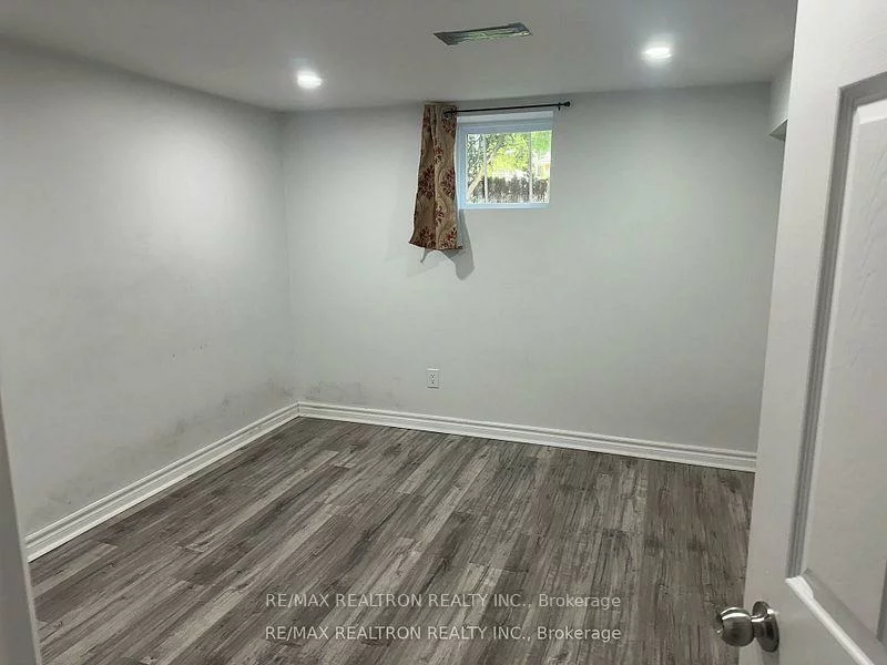 25, Rossander, Bendale, Toronto