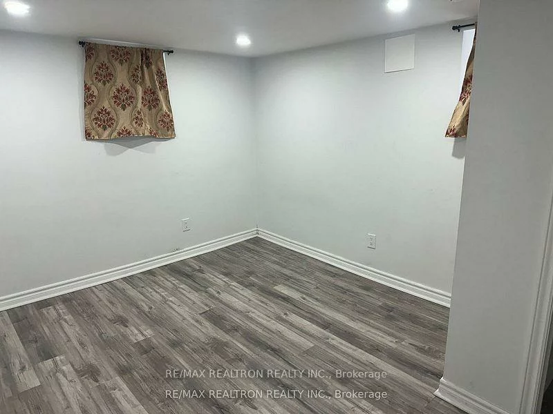 25, Rossander, Bendale, Toronto