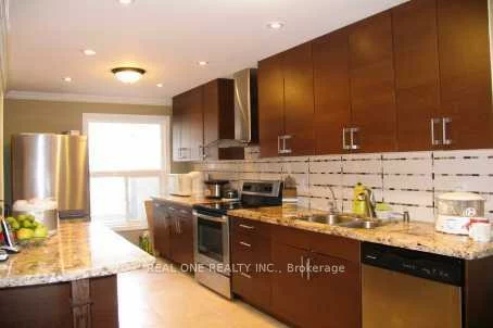 93, Pale Moon, Steeles, Toronto
