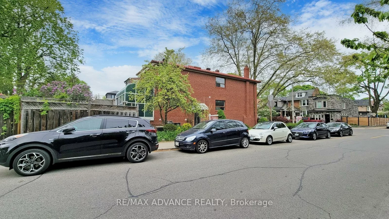 108, Eaton, Danforth, Toronto