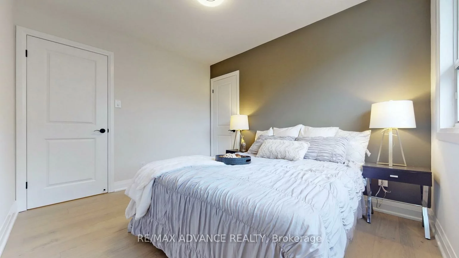 108, Eaton, Danforth, Toronto