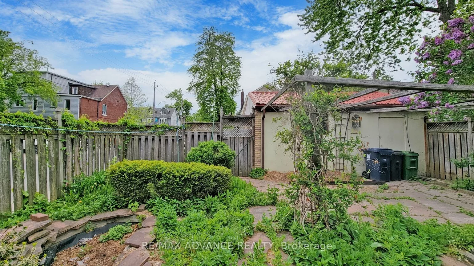 108, Eaton, Danforth, Toronto