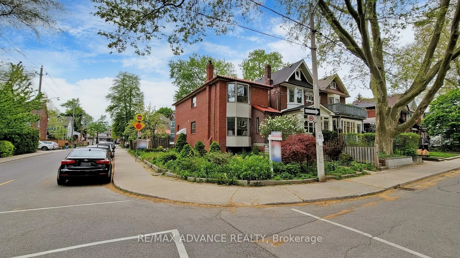 108, Eaton, Danforth, Toronto