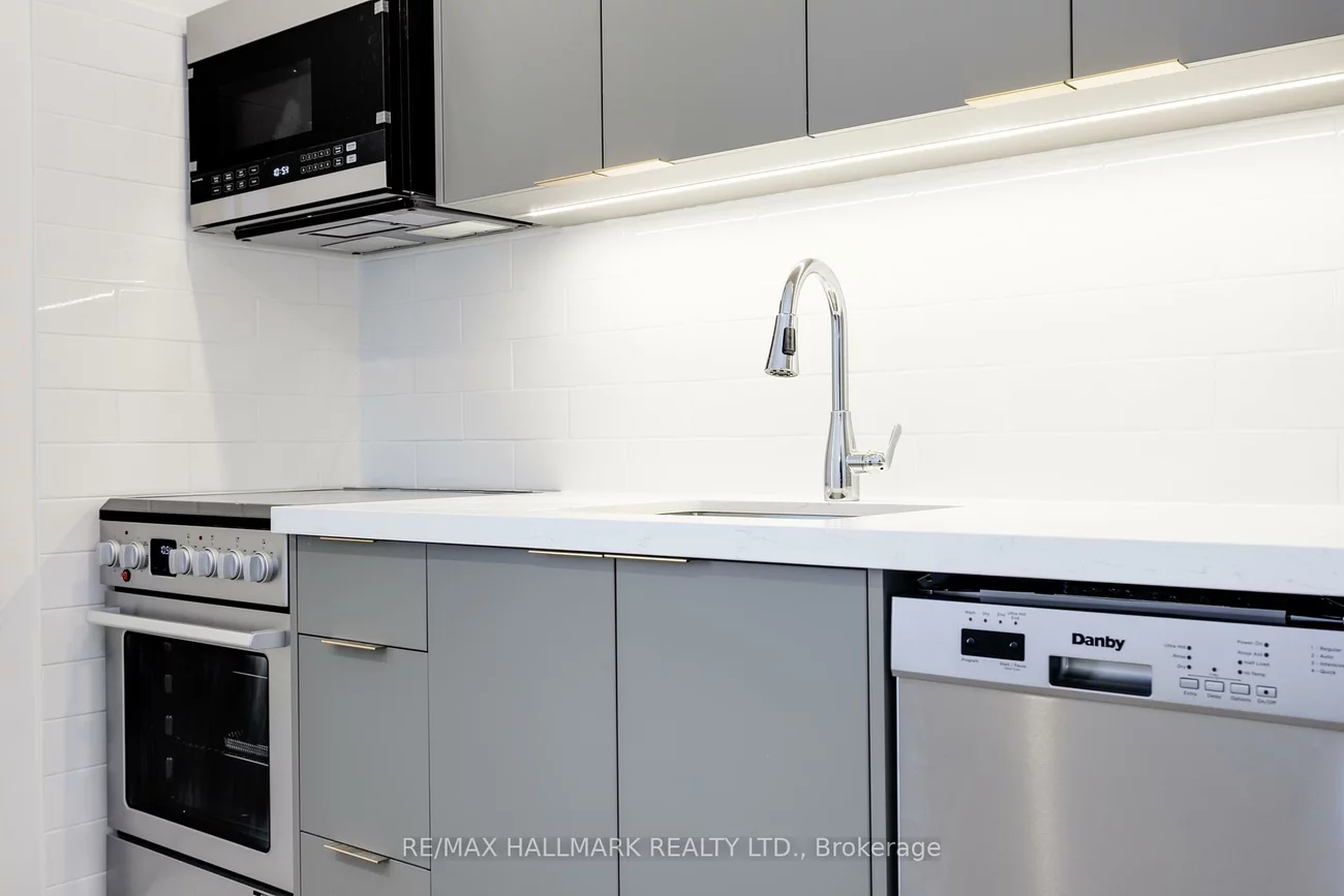 100, Dearbourne, North Riverdale, Toronto