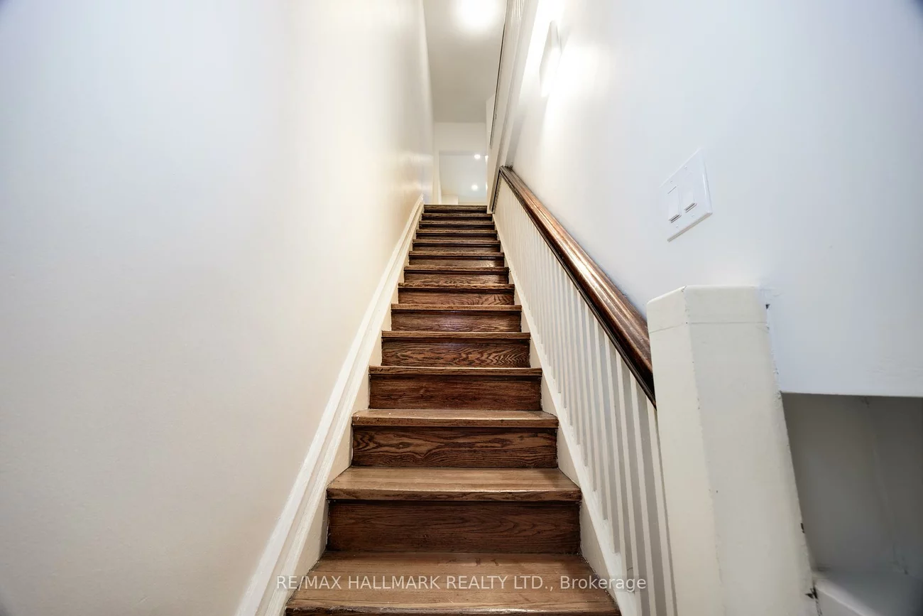 100, Dearbourne, North Riverdale, Toronto