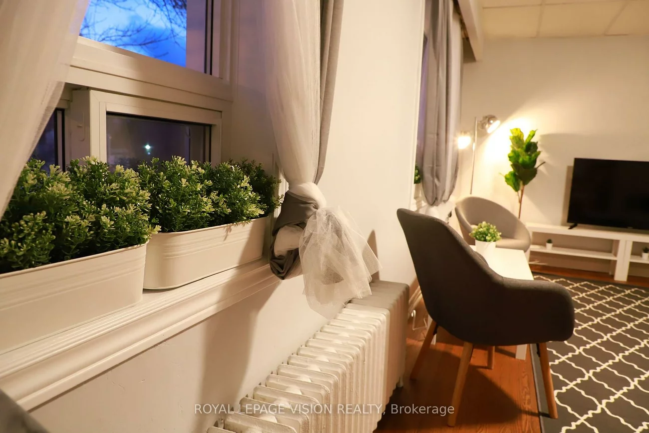 1242, Danforth, Danforth, Toronto