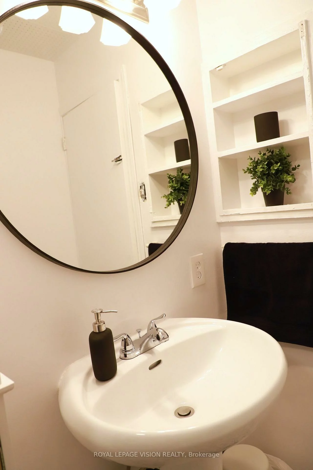 1242, Danforth, Danforth, Toronto