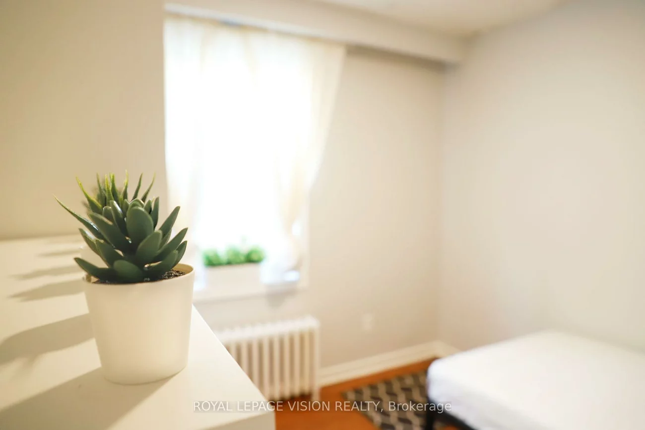 1242, Danforth, Danforth, Toronto