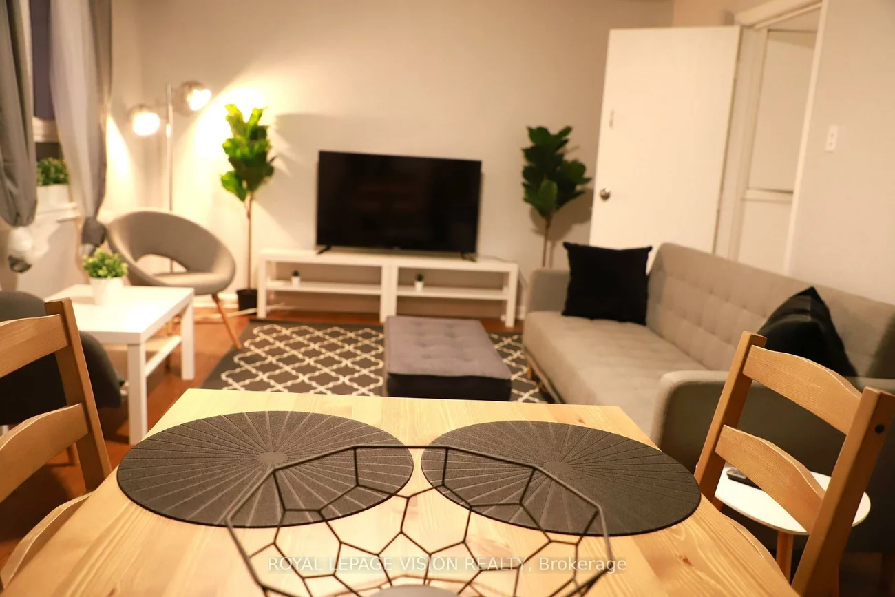 1242, Danforth, Danforth, Toronto