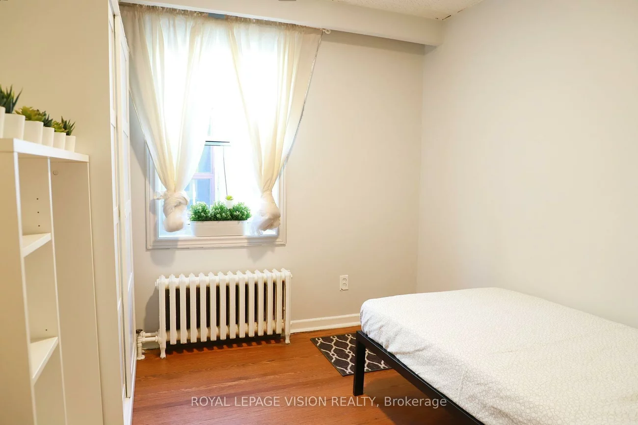 1242, Danforth, Danforth, Toronto