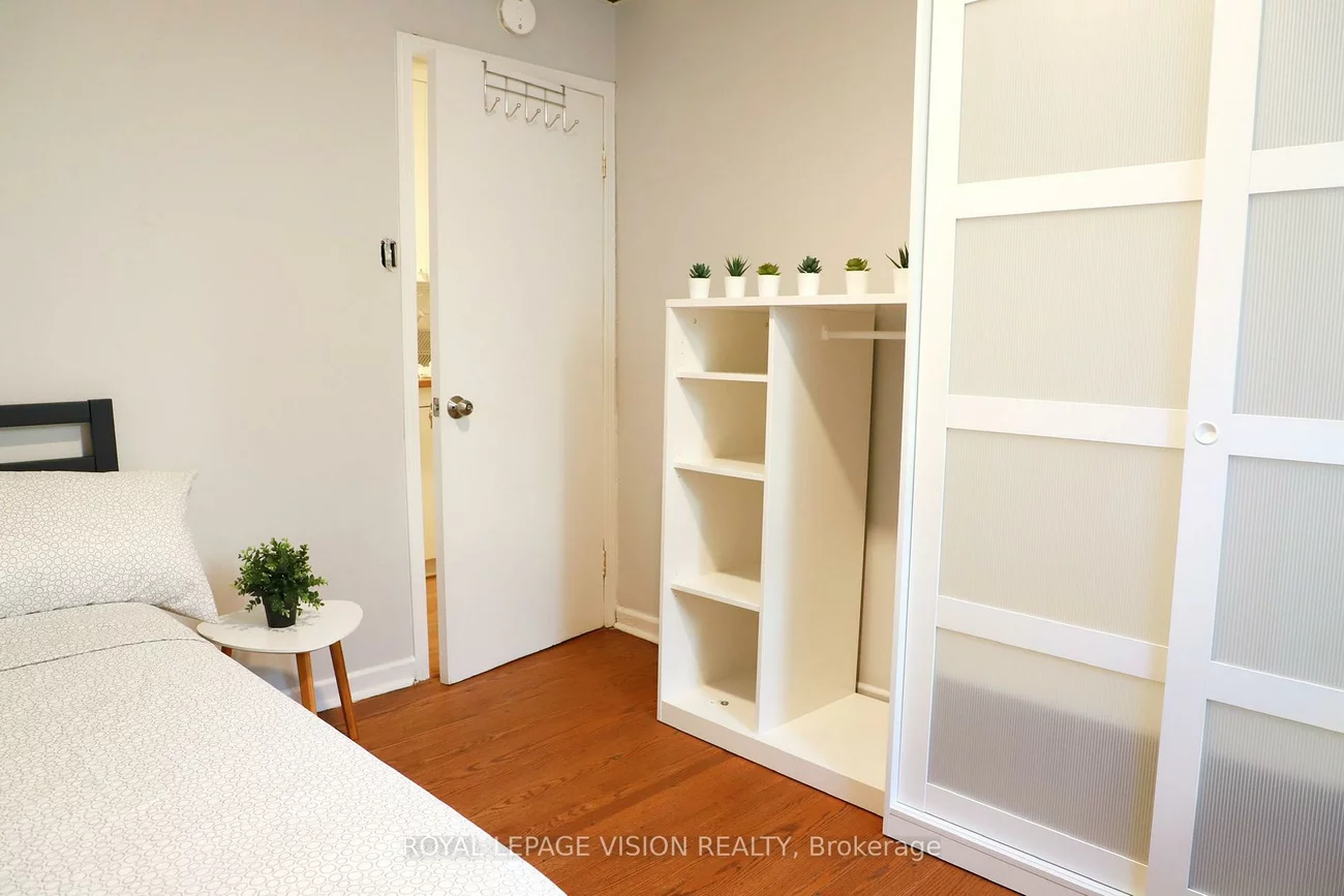 1242, Danforth, Danforth, Toronto