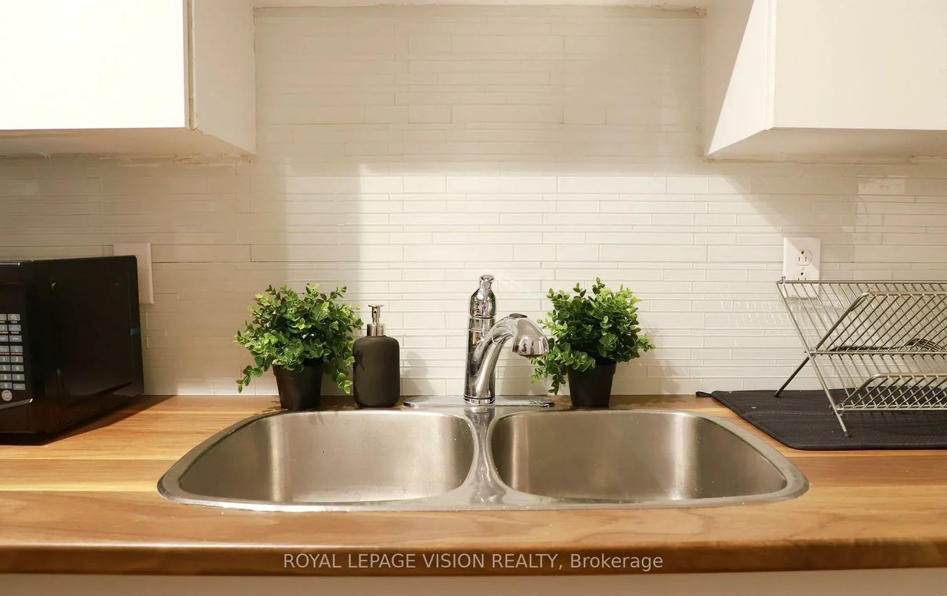 1242, Danforth, Danforth, Toronto