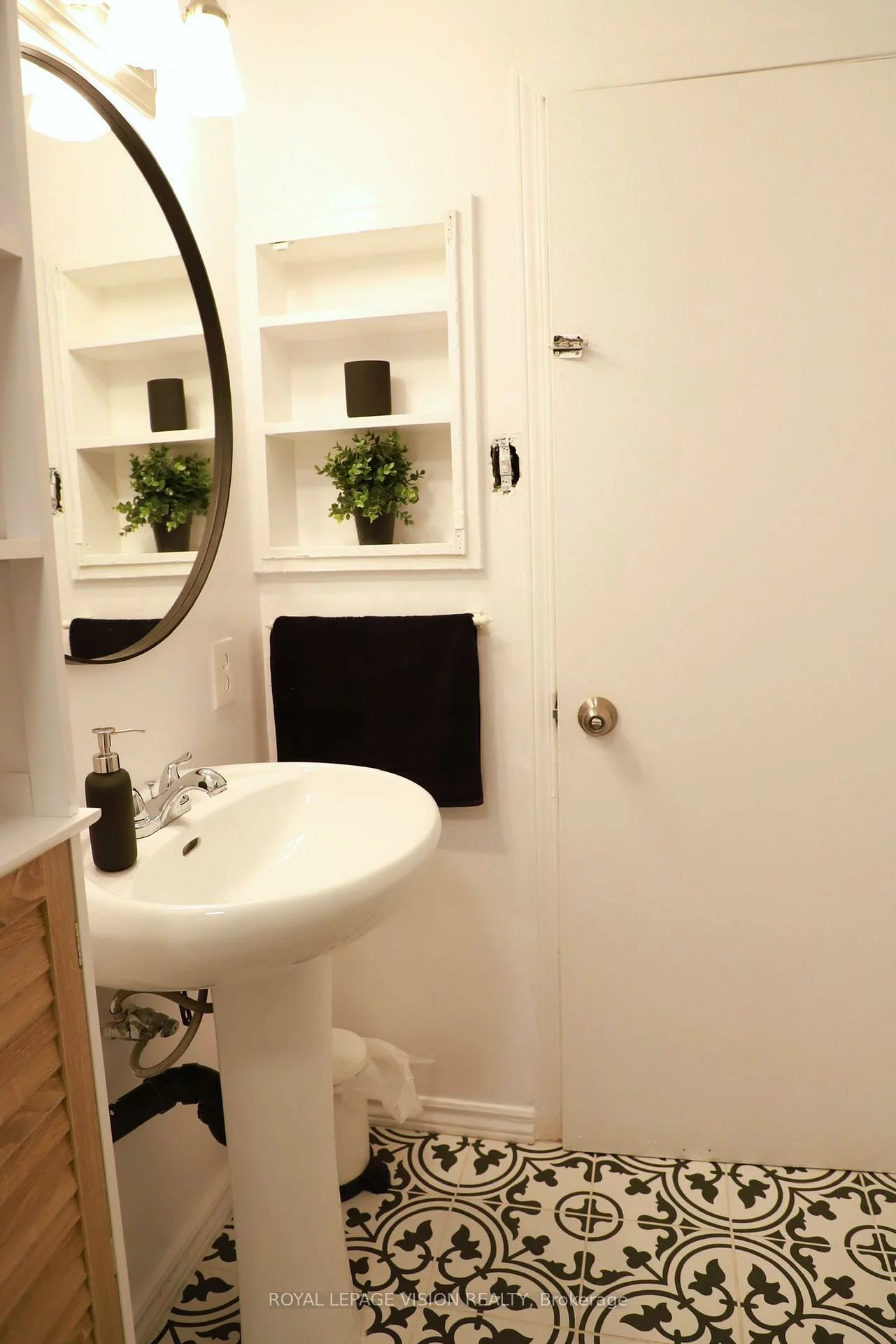 1242, Danforth, Danforth, Toronto