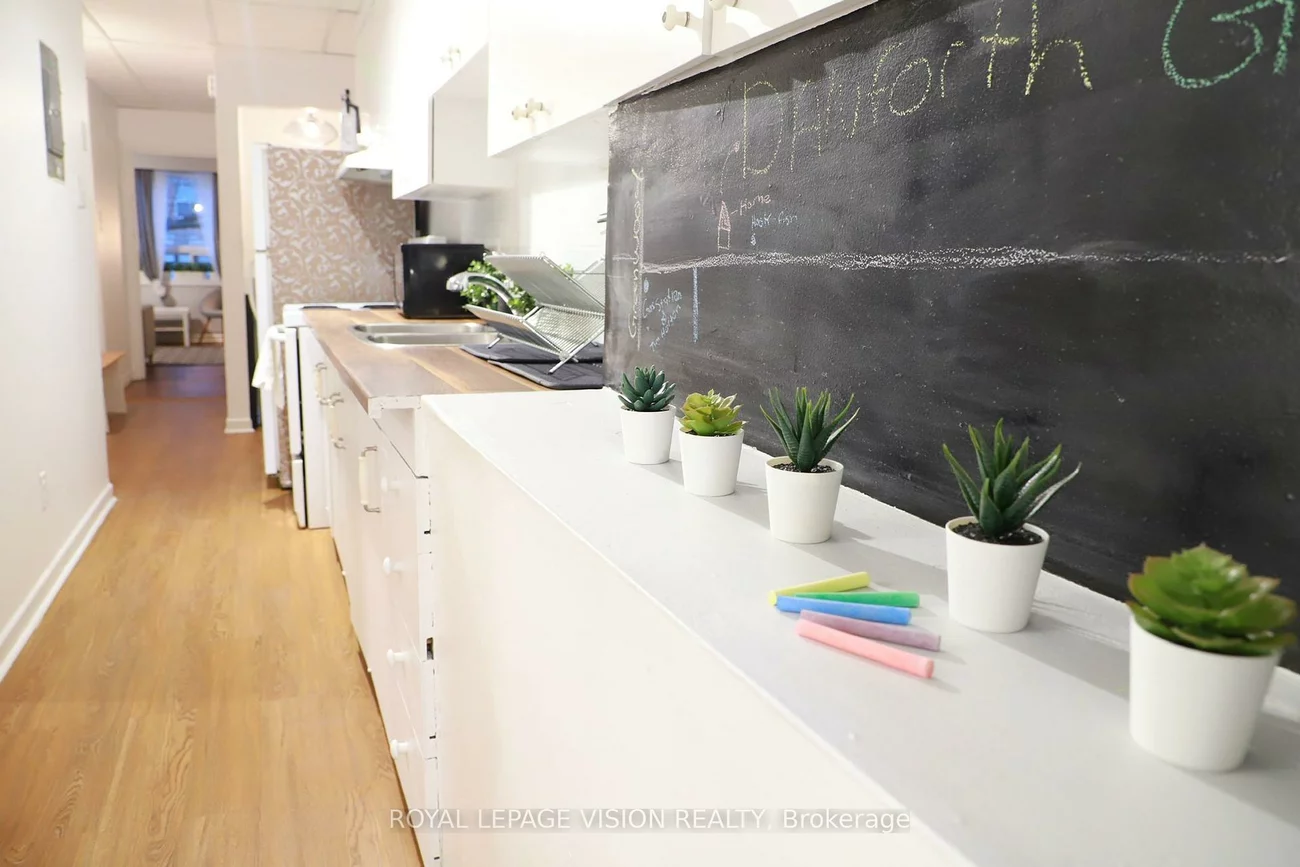 1242, Danforth, Danforth, Toronto