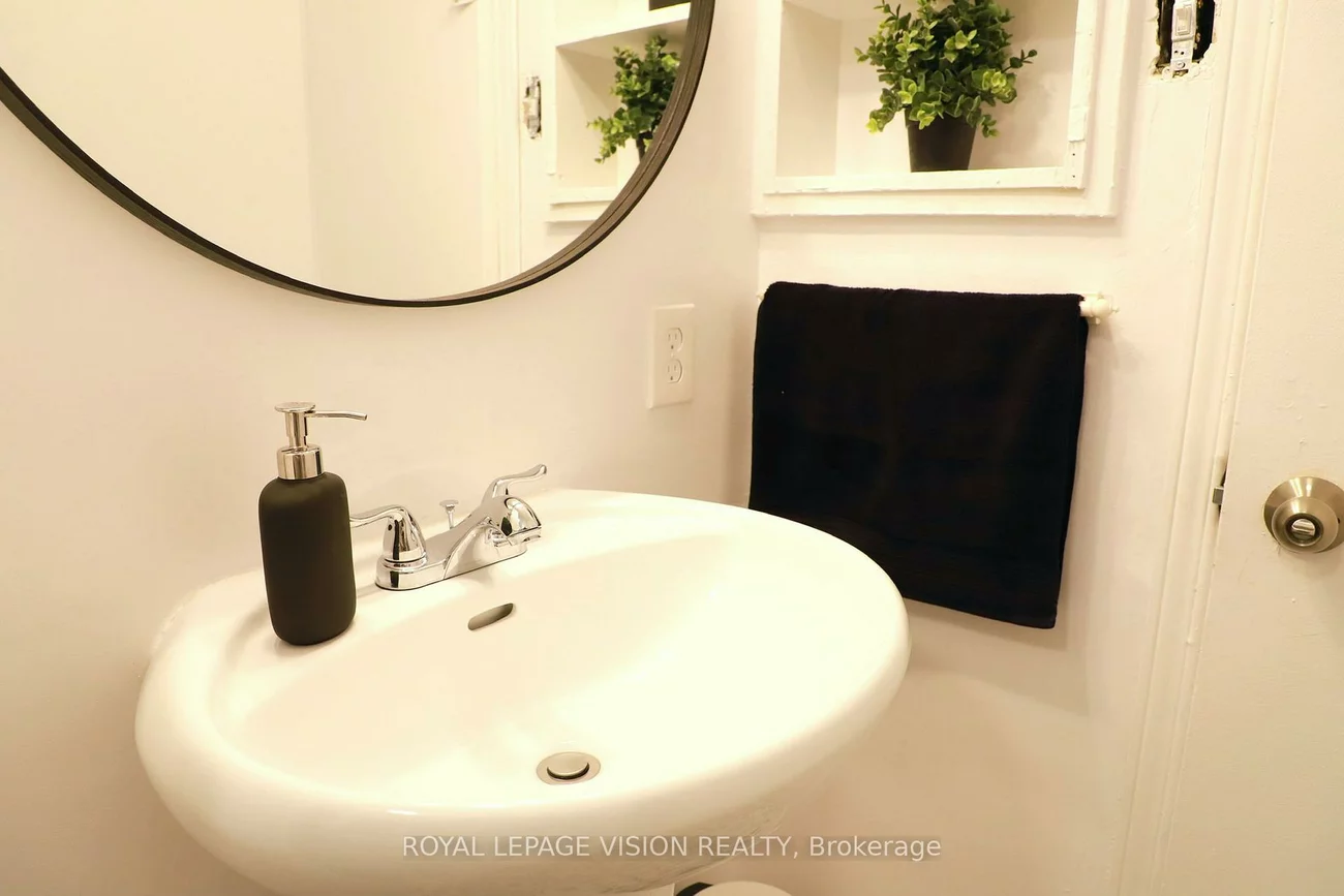 1242, Danforth, Danforth, Toronto