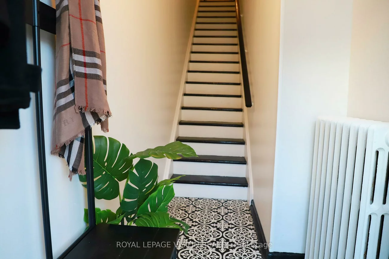 1242, Danforth, Danforth, Toronto