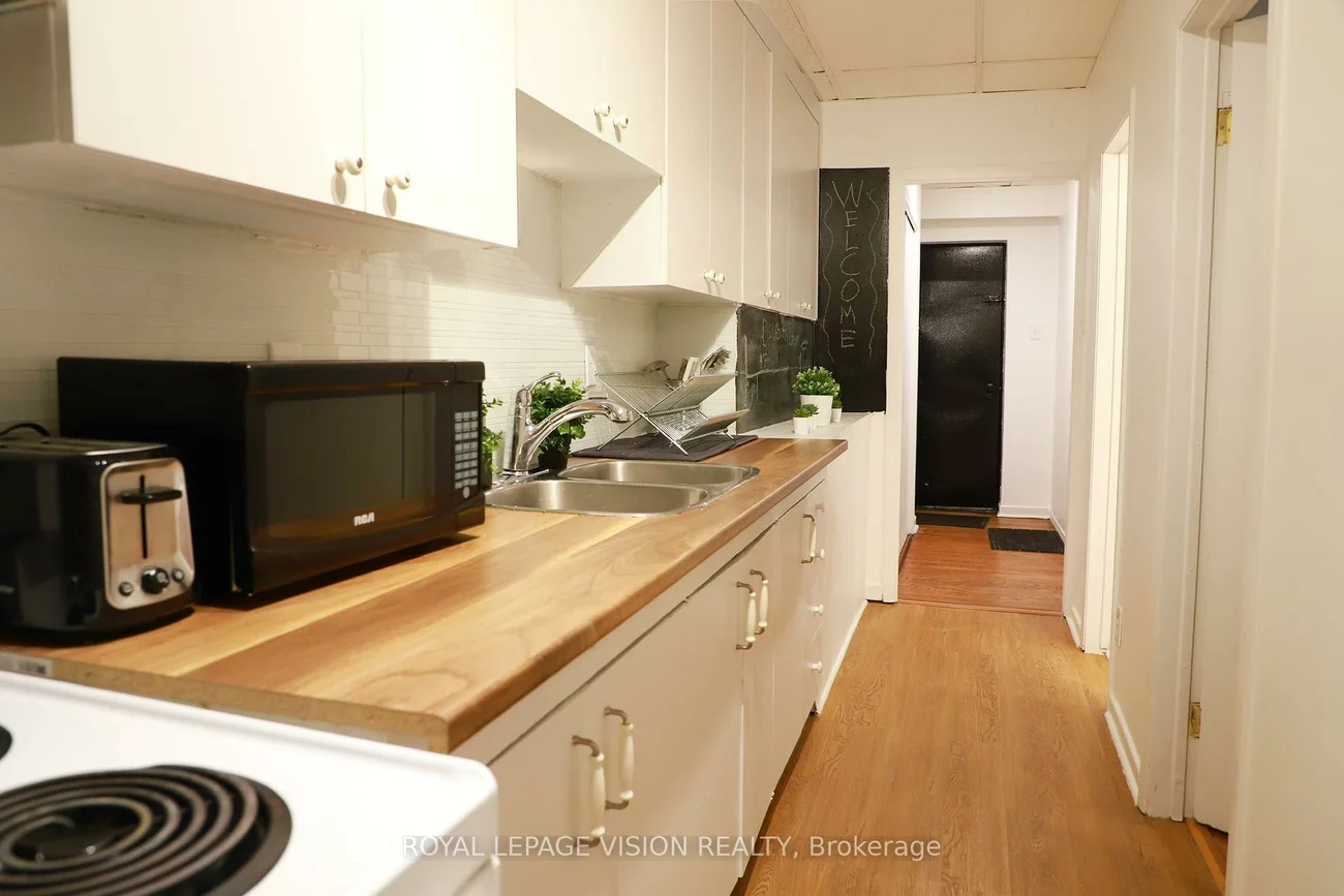 1242, Danforth, Danforth, Toronto