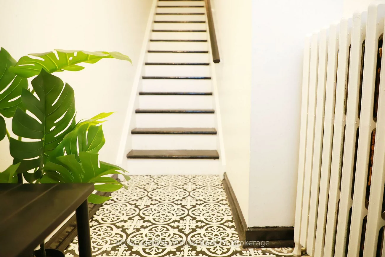 1242, Danforth, Danforth, Toronto