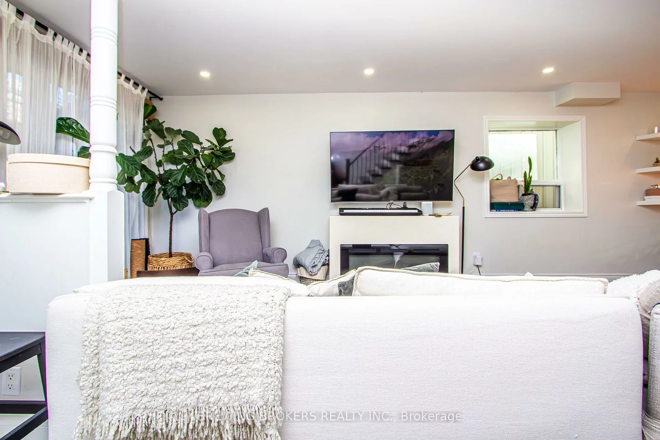 16, Bryant, Crescent Town, Toronto