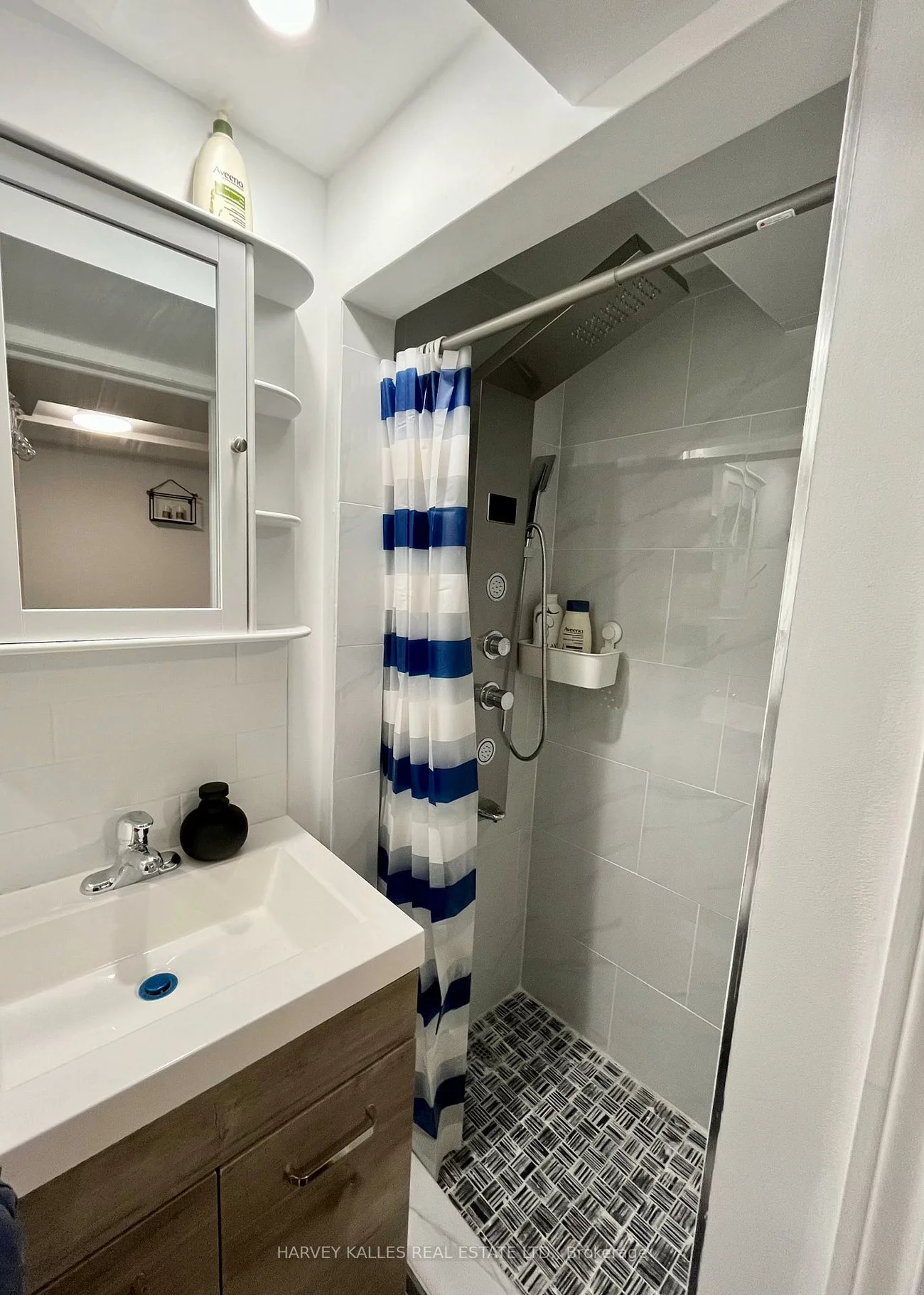 26, Leyton, Oakridge, Toronto