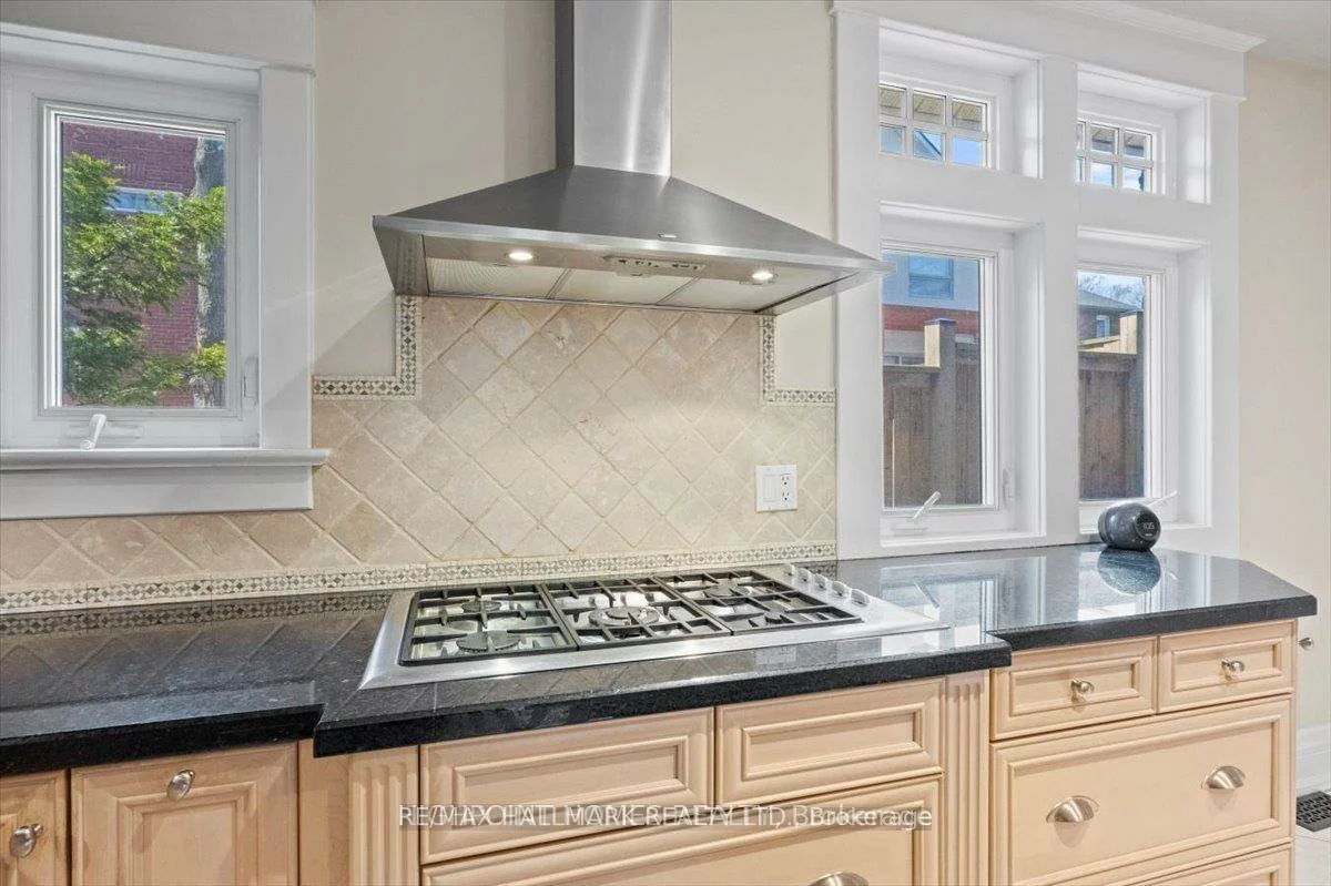 100, Warden, Birchcliffe-Cliffside, Toronto