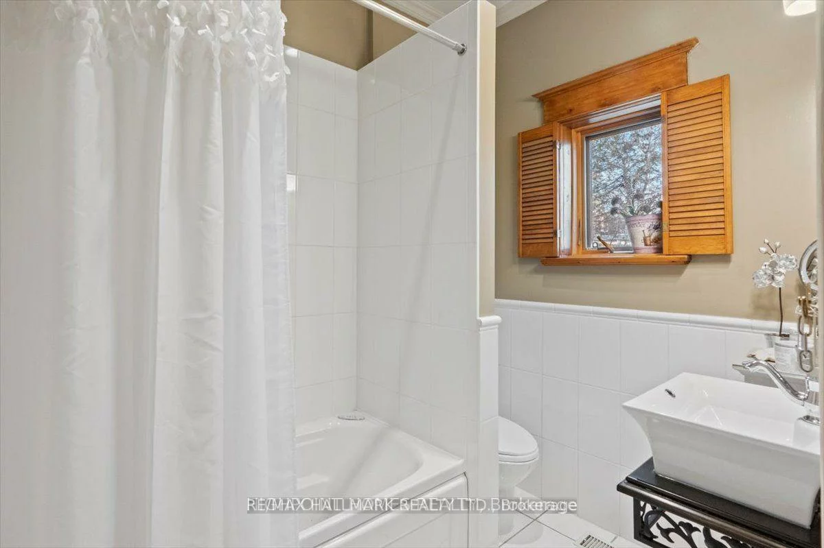 100, Warden, Birchcliffe-Cliffside, Toronto