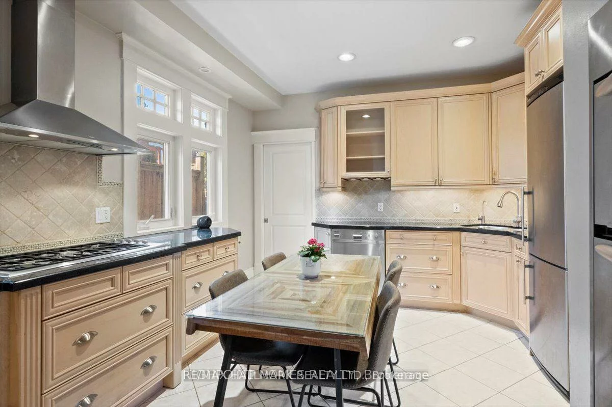 100, Warden, Birchcliffe-Cliffside, Toronto