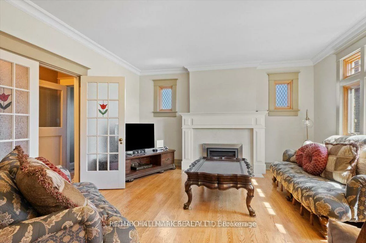 100, Warden, Birchcliffe-Cliffside, Toronto