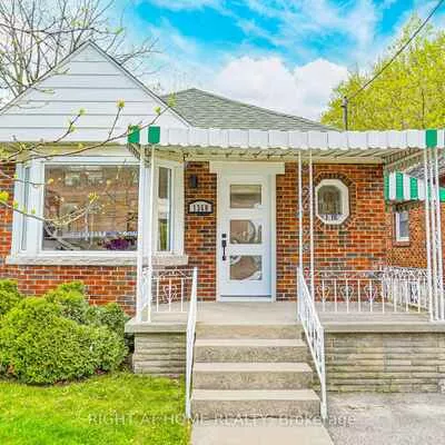 1360, Woodbine, East York, Toronto