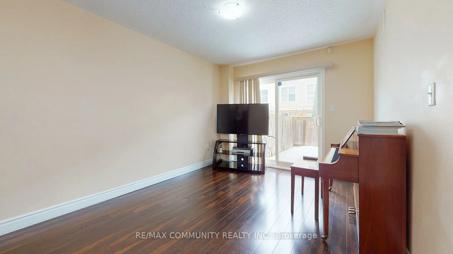 32, Red Fox, Rouge E11, Toronto