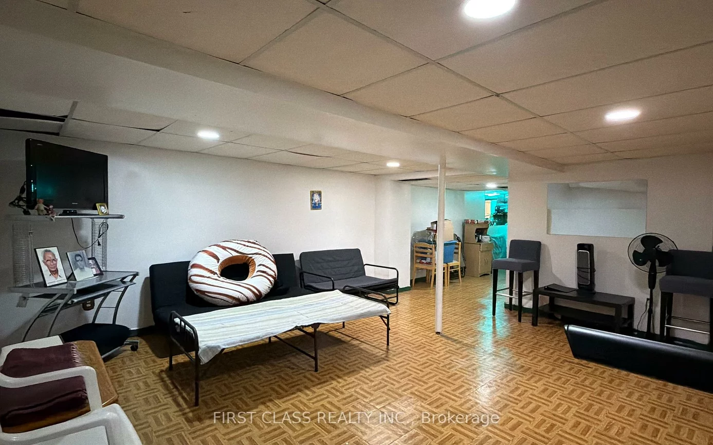 17, Brisbourne, Malvern, Toronto