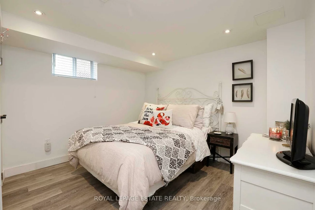 208, Oakridge, Cliffcrest, Toronto