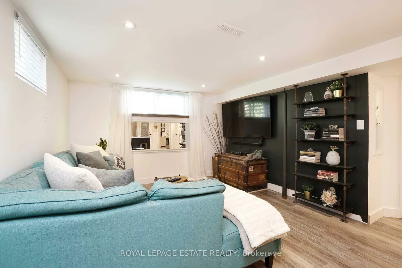 208, Oakridge, Cliffcrest, Toronto